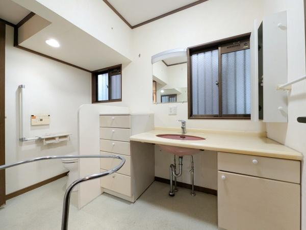 横浜市港北区仲手原２丁目の中古一戸建の独立洗面台|こちらの洗面所には豊富な収納！
気遣いのある設計♪