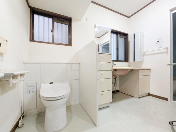 横浜市港北区仲手原２丁目の中古一戸建のトイレ|スッキリとしたデザインのトイレ