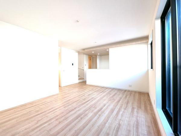 横浜市鶴見区北寺尾７丁目の新築一戸建の居間・リビング|自慢したくなるリビング！
形も良く家具の配置にも困りません。
