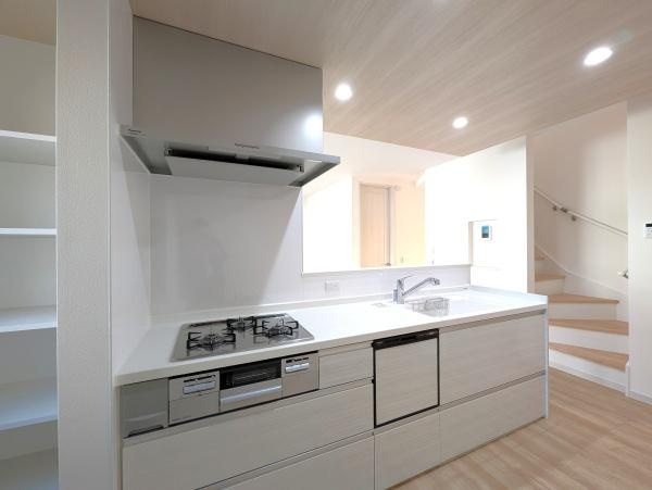 横浜市鶴見区北寺尾７丁目の新築一戸建のキッチン|広々としたキッチンは、
落ち着いて料理が出来ます！