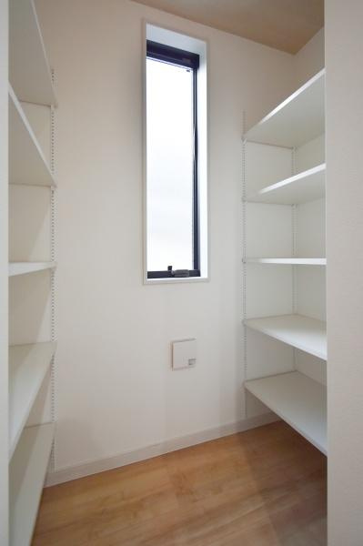 横浜市鶴見区北寺尾７丁目の新築一戸建の収納|パントリーがあるので、
ストック品なども収納できます。
※家具はCGでの参考レイアウトです。