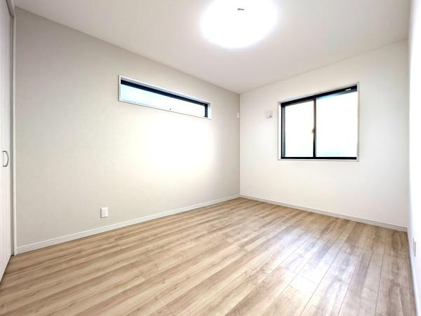 横浜市鶴見区北寺尾７丁目の新築一戸建の洋室|二面採光の明るく、落ち着きのある洋室！
休日はこちらでおくつろぎ下さい♪