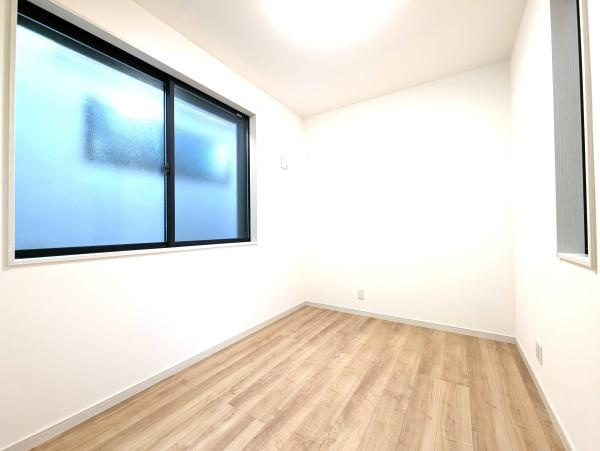 横浜市鶴見区北寺尾７丁目の新築一戸建の洋室|落ち着きのある洋室です！
休日はこちらでおくつろぎ下さい♪