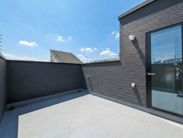 横浜市鶴見区北寺尾７丁目の新築一戸建のバルコニー|広さも十分のルーフバルコニー！！
陽当り・通風良好で洗濯物も良く乾きます。
風が心地よいです！