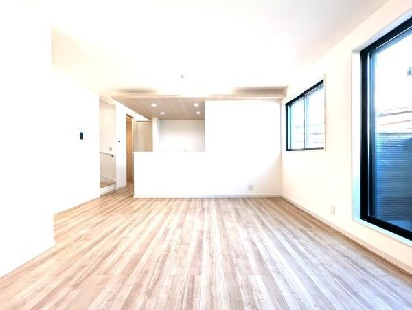 横浜市鶴見区北寺尾７丁目の新築一戸建の居間・リビング|窓からは明るい光が差し込みます！
電気をつけなくても明るいです。