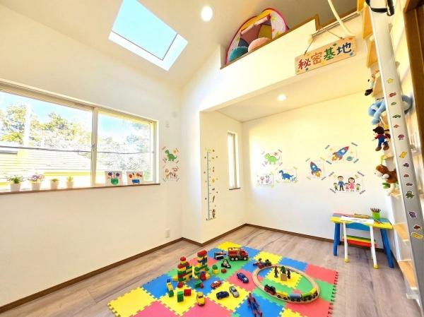 横浜市神奈川区松見町２丁目の中古一戸建の洋室|二面採光の明るく、落ち着きのある洋室！
休日はこちらでおくつろぎ下さい♪
※家具等はＣＧでの参考レイアウトです。