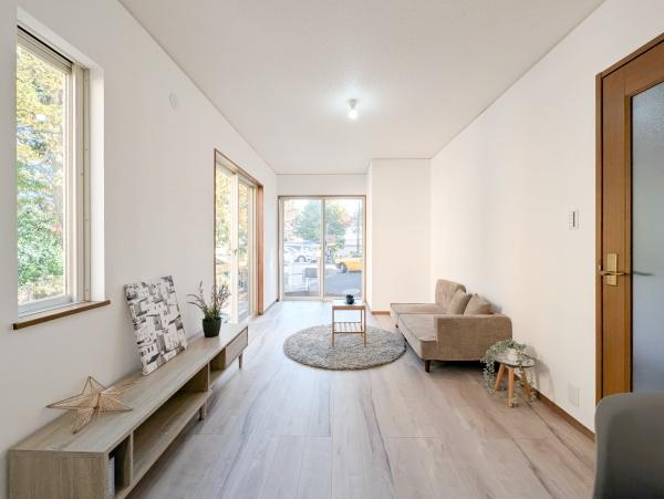 横浜市神奈川区松見町２丁目の中古一戸建の居間・リビング|窓からは明るい光が差し込みます！
自然と家族が集まる空間です♪
※家具はCGでの参考レイアウトです。
