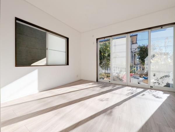 横浜市青葉区田奈町の中古一戸建の洋室|窓からの光が嬉しい洋室です。
各居室収納もあり、荷物が多い方にも安心です♪