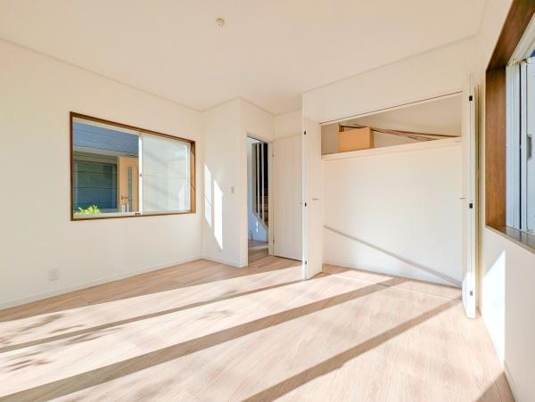 横浜市青葉区田奈町の中古一戸建の収納|各室収納付きです。
これだけ収納があると助かりますね！