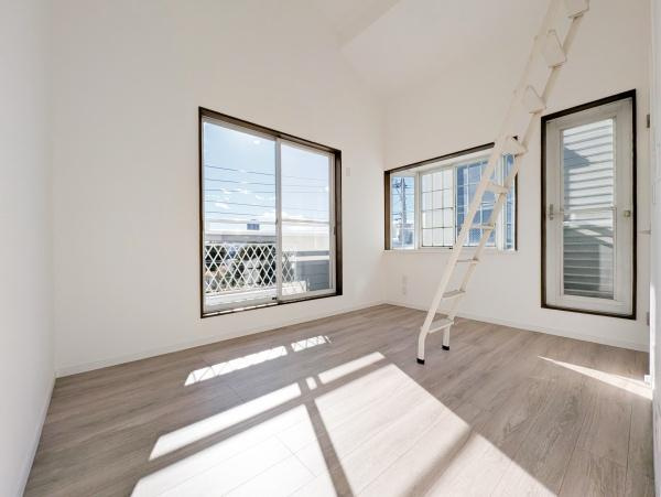 横浜市青葉区田奈町の中古一戸建の洋室|二面採光の明るく、落ち着きのある洋室！
休日はこちらでおくつろぎ下さい♪