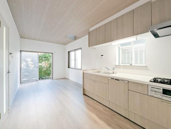 横浜市青葉区田奈町の中古一戸建の居間・リビング|窓からは明るい光が差し込みます！
自然と家族が集まる空間です♪
