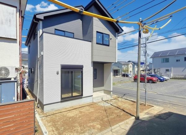 横浜市港北区新吉田東７丁目の新築一戸建の前面道路含む現地写真|落ち着いた街並みになります。
陽当り良好の明るい住まい♪