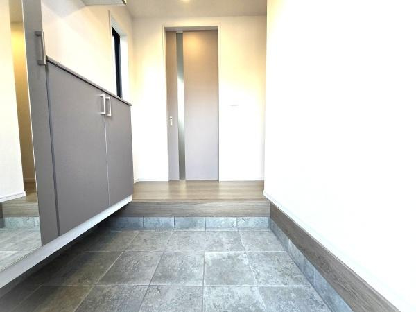 横浜市磯子区洋光台６丁目の新築一戸建の玄関|この明るい玄関が気持ちよく迎え入れてくれます。