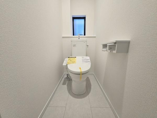 横浜市磯子区洋光台６丁目の新築一戸建のトイレ|清潔感のある内装のすっきりとしたデザインのトイレです。
水周りが綺麗だと安心ですね。
