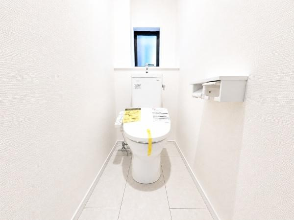 横浜市磯子区洋光台６丁目の新築一戸建のトイレ|清潔感のある内装のすっきりとしたデザインのトイレです。
水周りが綺麗だと安心ですね。

