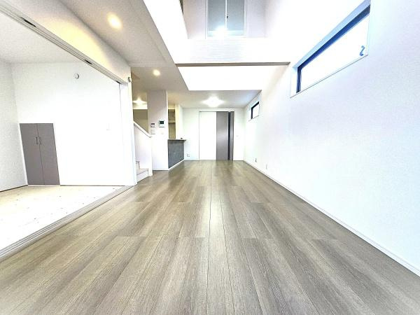 横浜市磯子区洋光台６丁目の新築一戸建の居間・リビング|自慢したくなるリビング！
形も良く家具の配置にも困りません。