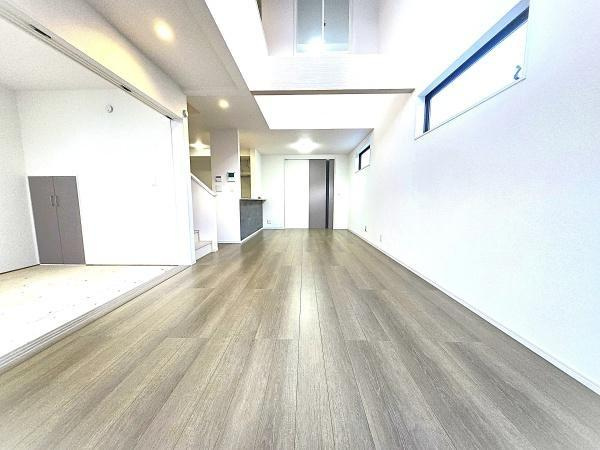横浜市磯子区洋光台６丁目の新築一戸建の居間・リビング|自慢したくなるリビング！
形も良く家具の配置にも困りません。