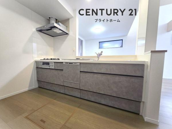 横浜市磯子区洋光台６丁目の新築一戸建のキッチン|食洗器付きなのは家事の負担を軽減してくれる嬉しいポイント♪
広々としたキッチンはお子様と並んでお料理できます。