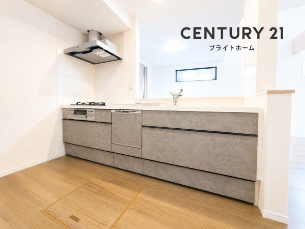 横浜市磯子区洋光台６丁目の新築一戸建のキッチン|食洗器付きなのは家事の負担を軽減してくれる嬉しいポイント♪
広々としたキッチンはお子様と並んでお料理できます。
