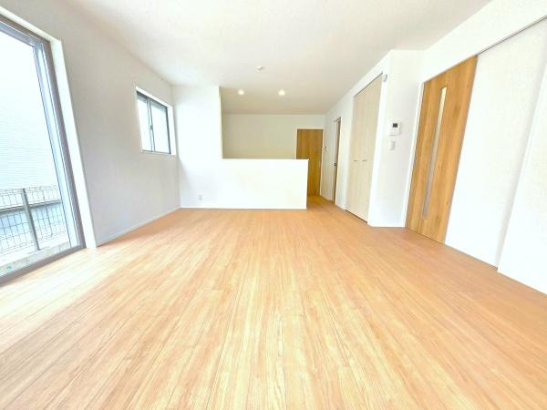 横浜市青葉区荏田町の新築一戸建の居間・リビング|家族が自然と集まるリビングは
落ち着きのある空間です♪