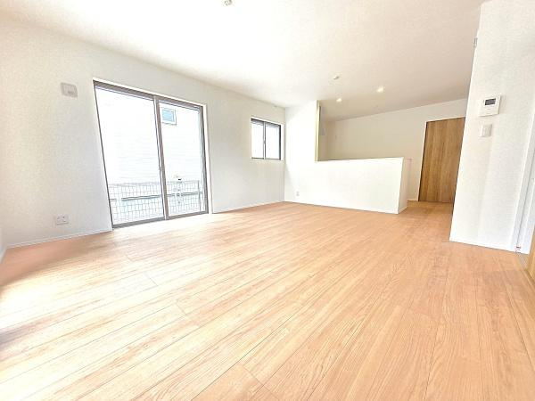 横浜市青葉区荏田町の新築一戸建の居間・リビング|窓からは明るい光が差し込みます！
電気をつけなくても明るいです。