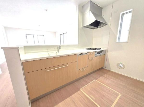 横浜市青葉区荏田町の新築一戸建のキッチン|食洗器付きなのは家事の負担を軽減してくれる嬉しいポイント♪
広々としたキッチンはお子様と並んでお料理できます。