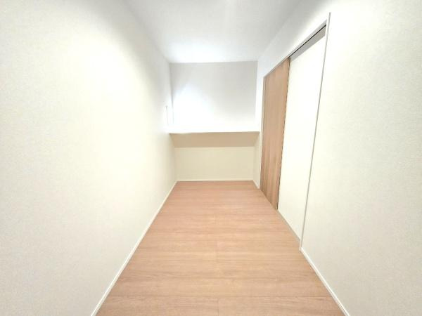 横浜市青葉区荏田町の新築一戸建の収納|パントリーがあるので、
ストック品なども収納できます。