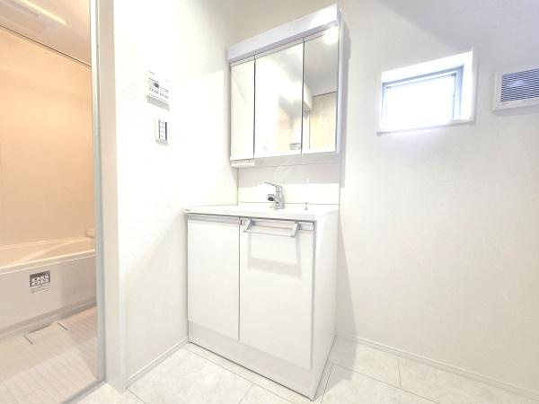 横浜市青葉区荏田町の新築一戸建の独立洗面台|お化粧もしやすい三面鏡付き独立洗面台、
収納もしっかりあり、洗剤などもしまっておけます。

