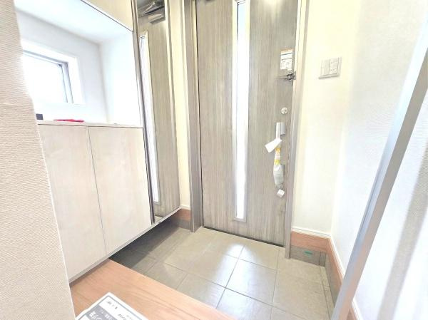 横浜市青葉区荏田町の新築一戸建の玄関|この明るい玄関が気持ちよく迎え入れてくれます。