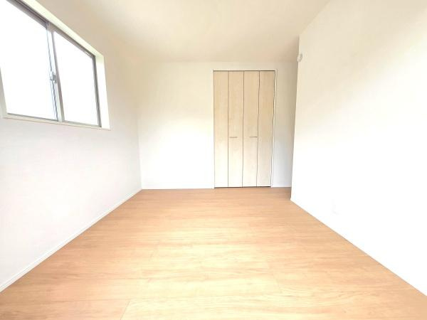 横浜市青葉区荏田町の新築一戸建の洋室|クローゼットもあるので収納にも困りません！
荷物が多い方にも安心です。