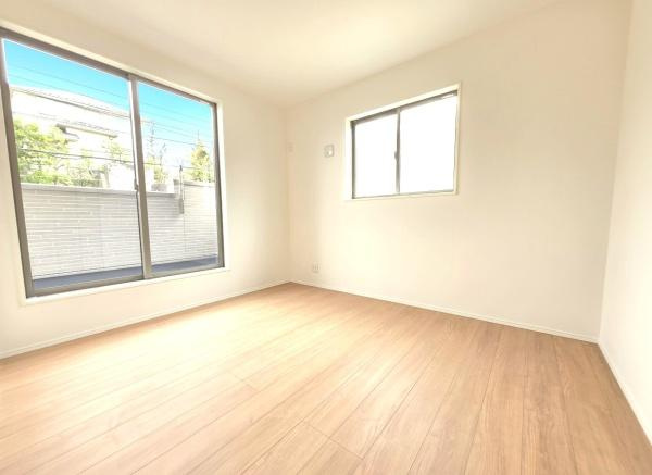 横浜市青葉区荏田町の新築一戸建の洋室|二面採光の明るく、落ち着きのある洋室！
休日はこちらでおくつろぎ下さい♪