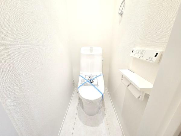 横浜市青葉区荏田町の新築一戸建のトイレ|清潔感のある内装のすっきりとしたデザインのトイレです。
水周りが綺麗だと安心ですね。
