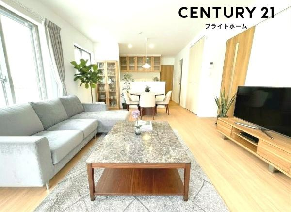 横浜市青葉区荏田町の新築一戸建の居間・リビング|自慢したくなるリビング！
形も良く家具の配置にも困りません。
※家具等はＣＧでの参考レイアウトです。