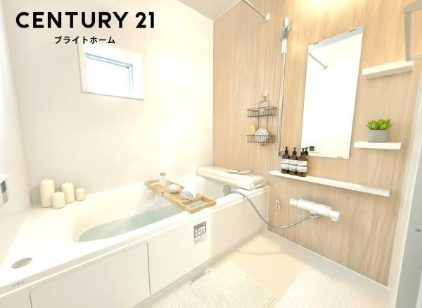 横浜市青葉区荏田町の新築一戸建の浴室|窓付きの浴室です。
このバスルームで一日の疲れを癒してください！
※家具等はCGでの参考レイアウトです。