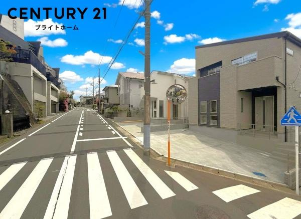 横浜市青葉区荏田町の新築一戸建の前面道路含む現地写真|周辺は落ち着いた街並みになります。
子育てにはぴったりの住環境♪