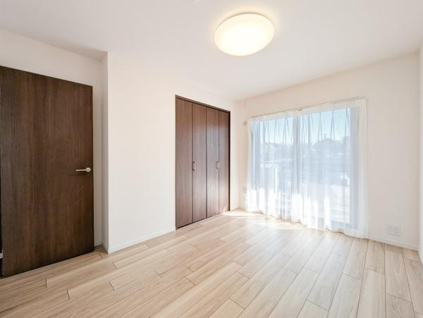 グランシティ横濱保土ケ谷の洋室|収納もあり窓からは明るい光が入ります！