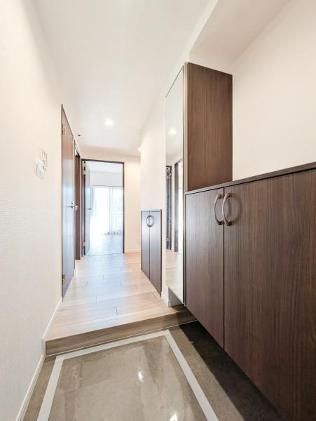 グランシティ横濱保土ケ谷の玄関|収納豊富な玄関です。
この明るい玄関が気持ちよく家族を迎え入れます♪