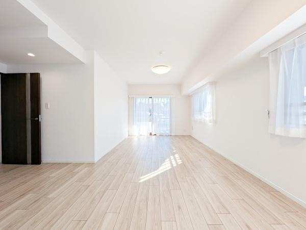 グランシティ横濱保土ケ谷の居間・リビング|窓からは明るい光が差し込みます！
電気をつけなくても明るいです。
