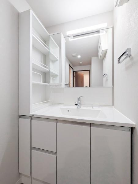 グランシティ横濱保土ケ谷の独立洗面台|清潔感のある内装、すっきりとしたデザインです。
水周りが綺麗だと安心ですね。
