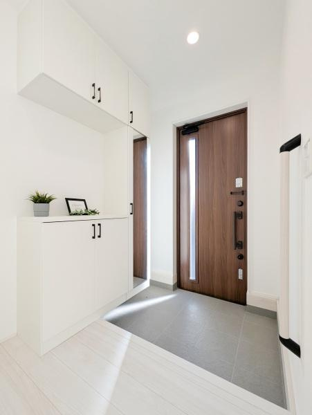 相模原市緑区相原１丁目の新築一戸建の玄関|この明るい玄関が気持ちよく迎え入れてくれます。