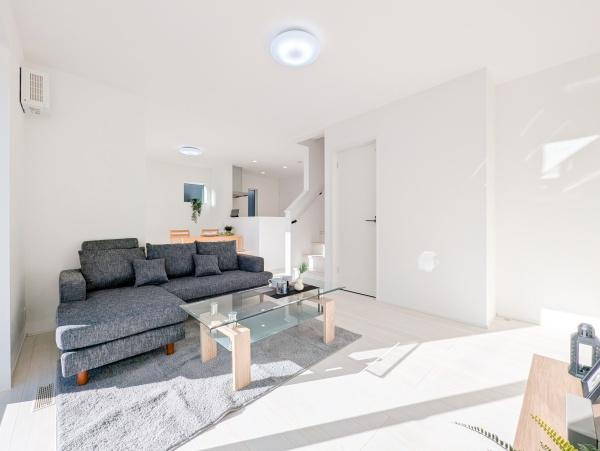 相模原市緑区相原１丁目の新築一戸建の居間・リビング|窓からは明るい光が差し込みます！
自然と家族が集まる空間です♪
