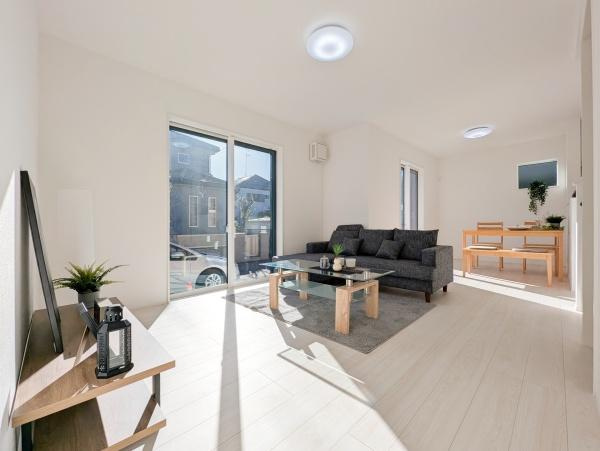 相模原市緑区相原１丁目の新築一戸建の居間・リビング|自慢したくなるリビング！
形も良く家具の配置にも困りません。