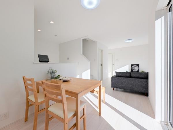 相模原市緑区相原１丁目の新築一戸建の居間・リビング|家族が自然と集まるリビングは
落ち着きのある空間です♪