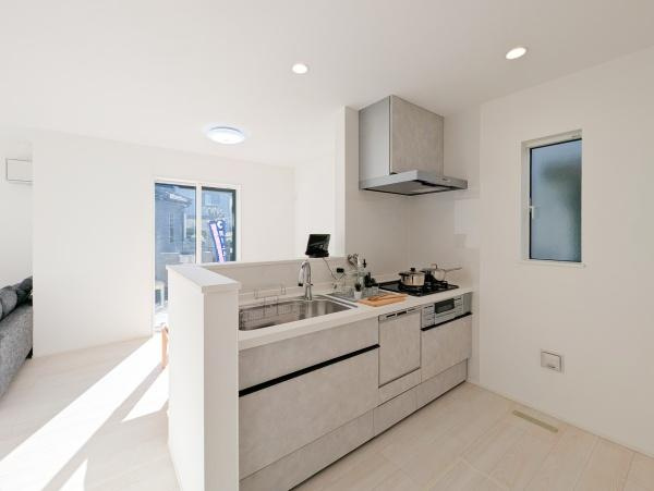 相模原市緑区相原１丁目の新築一戸建のキッチン|対面式のキッチンはお料理中でも家族とのお話も弾みます。
お天気の良い日は電気をつけなくても明るい設備充実のキッチン！
