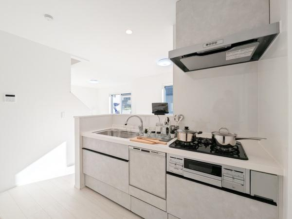 相模原市緑区相原１丁目の新築一戸建のキッチン|食洗器付きなのは家事の負担を軽減してくれる嬉しいポイント♪
広々としたキッチンはお子様と並んでお料理できます。