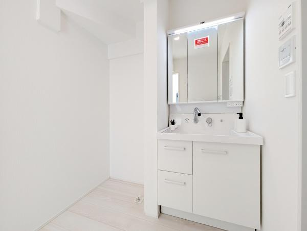 相模原市緑区相原１丁目の新築一戸建の独立洗面台|お化粧もしやすい三面鏡付き独立洗面台、
収納もしっかりあり、洗剤などもしまっておけます。