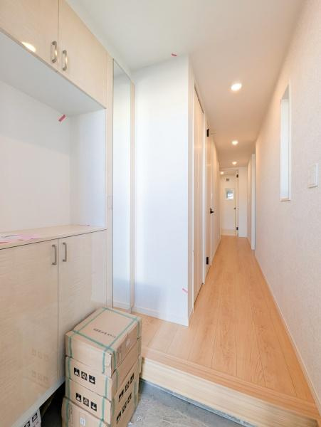 相模原市緑区橋本７丁目の新築一戸建の玄関|この明るい玄関が気持ちよく迎え入れてくれます。