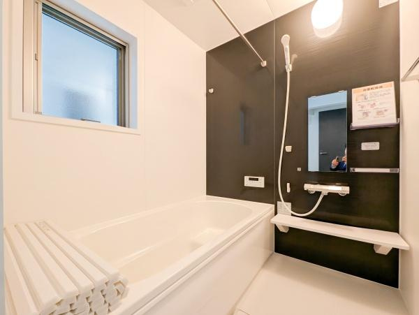相模原市中央区小山１丁目の新築一戸建の浴室|広々としたバスルームで一日の疲れをいやして下さい！
もちろん、浴室乾燥機付きです！