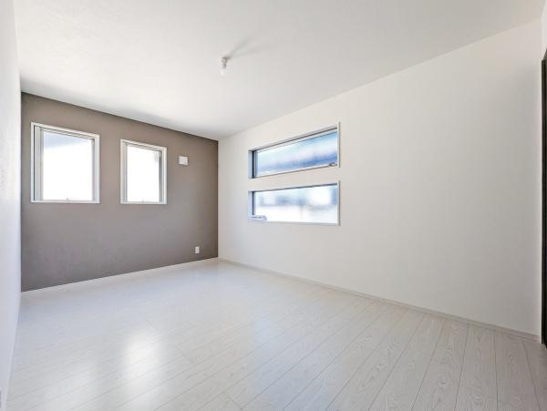 相模原市中央区小山１丁目の新築一戸建の洋室|窓からの光が嬉しい洋室です。
収納もあり、荷物が多い方にも安心です♪