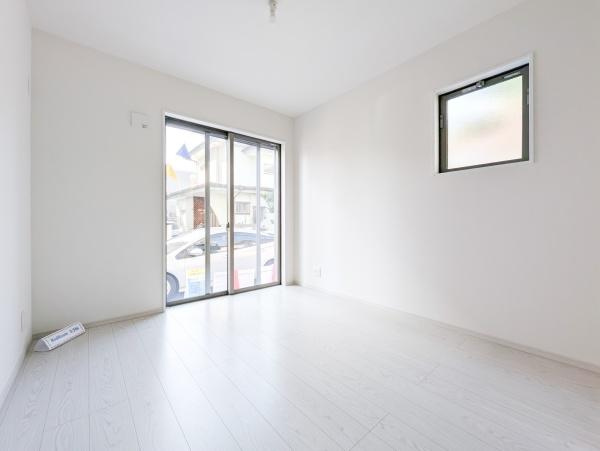 相模原市中央区小山１丁目の新築一戸建の洋室|二面採光の明るく、落ち着きのある洋室！
休日はこちらでおくつろぎ下さい♪